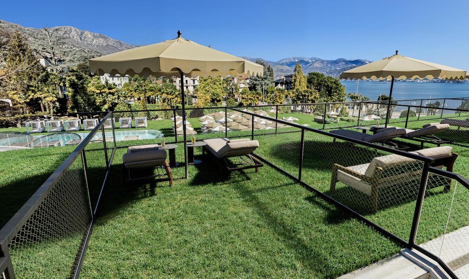 Hébergement Double Deluxe avec Terrasse - Vue sur Piscine et Vue Latérale sur Lac